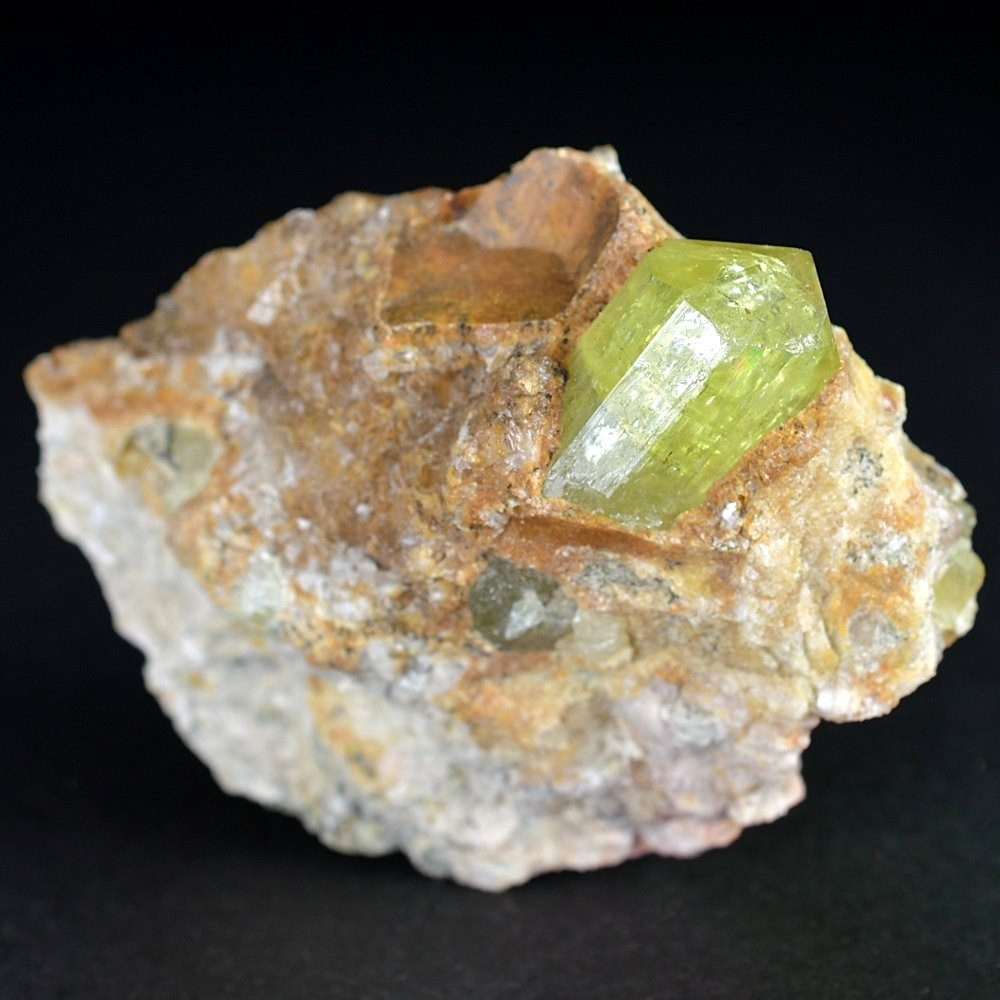 Mineralien gut erhaltener Apatit Kristall aus Imilchil Marokko
