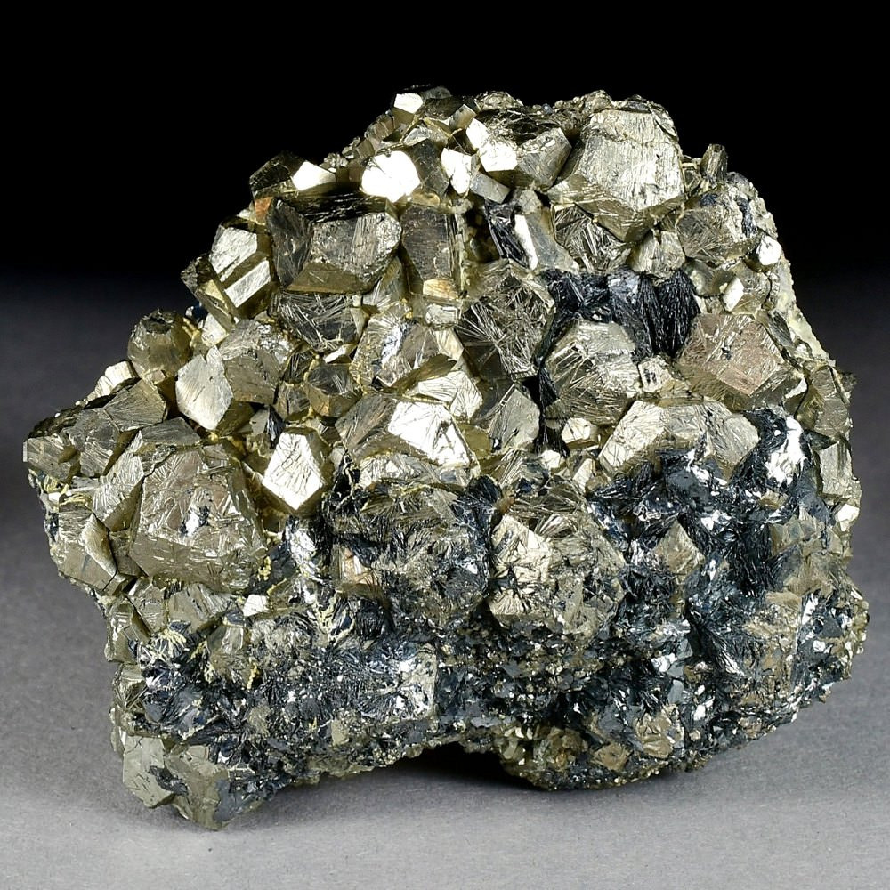 Mineralien Pyrit Kristalle mit Hämatit von Insel Elba