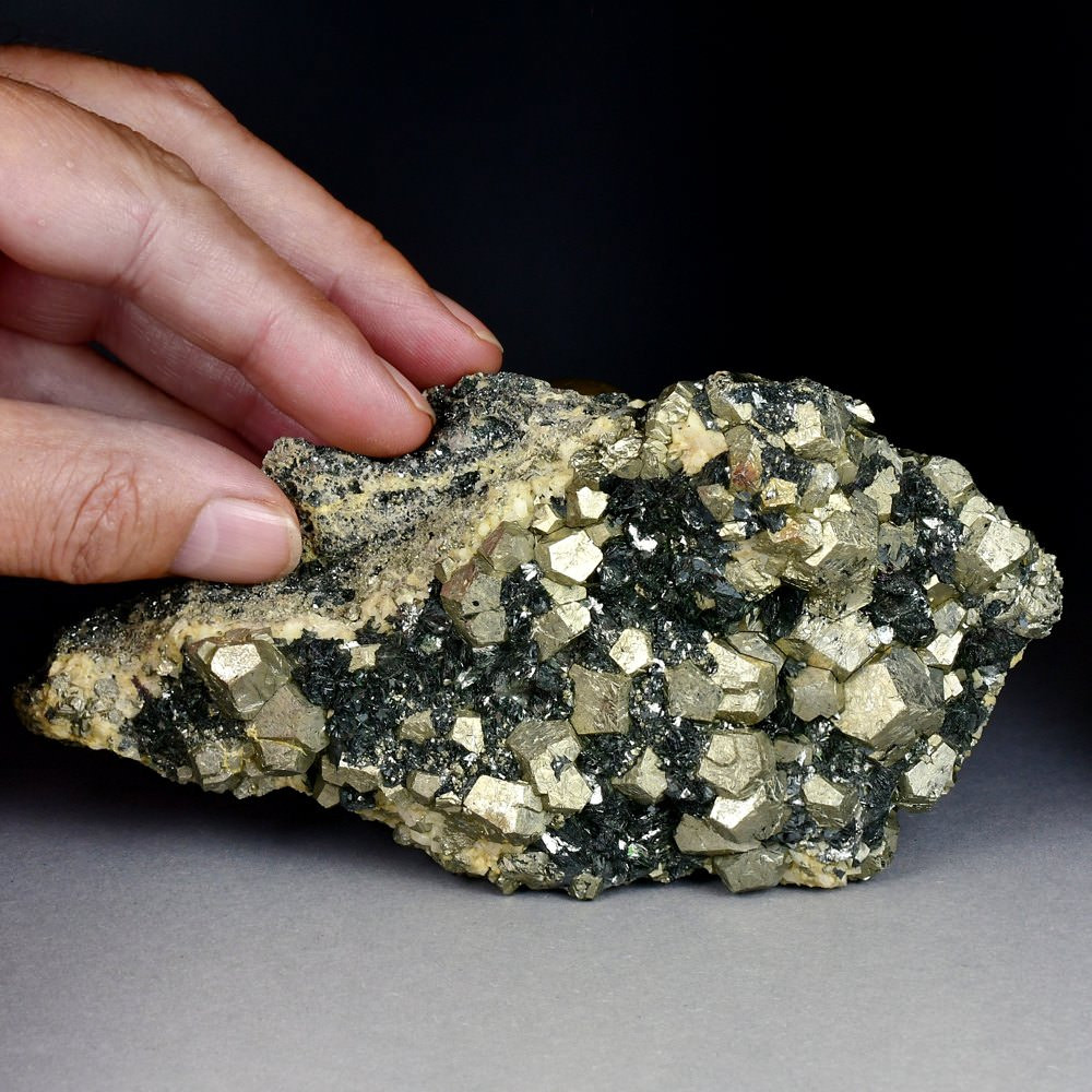 Mineralien schöne Pyrit Stufe mit Hämatit von Elba