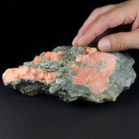 Alpine Mineralien Stufe mit rotem Gips aus Österreich