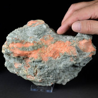 Attraktive Mineralienstufe mit rotem Gips aus Österreich